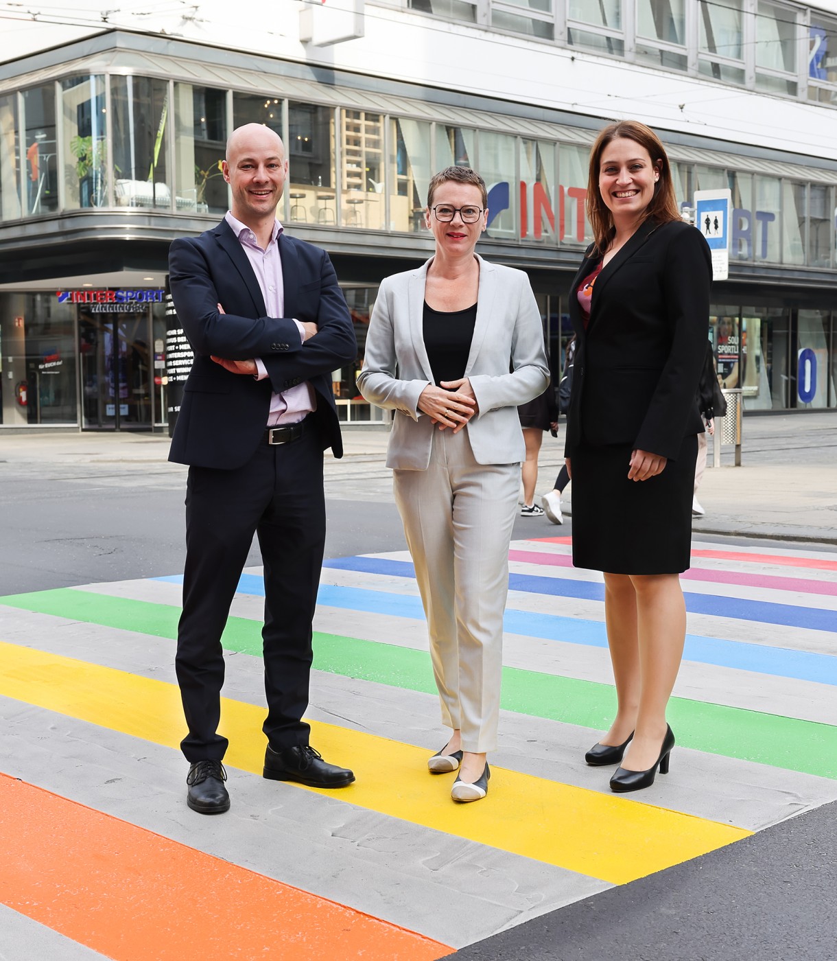 Zwei neue Regenbogen-Zebrastreifen leuchten in Linz