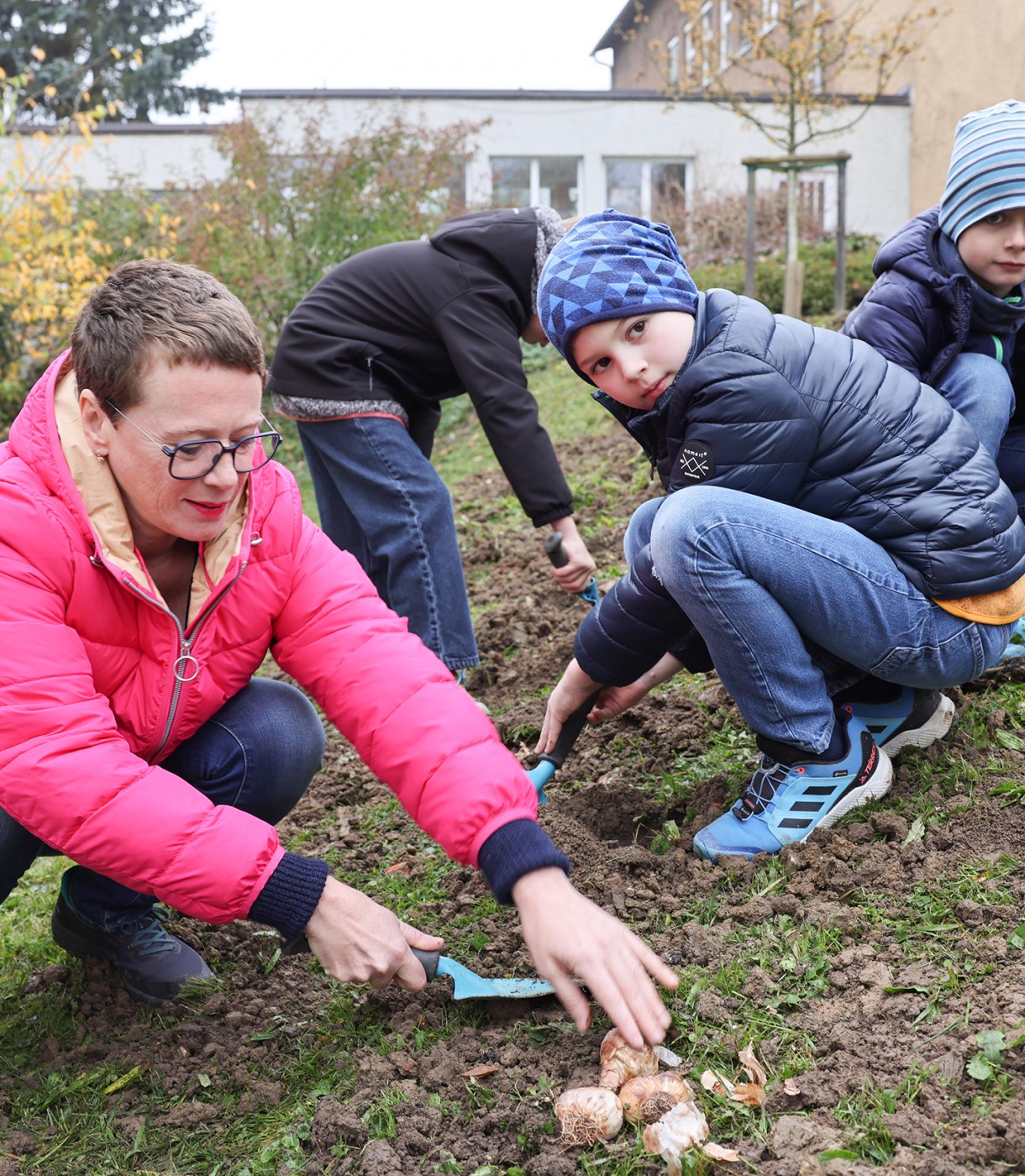 Kinder der Harbachschule pflanzen Narzissen-Zwiebeln